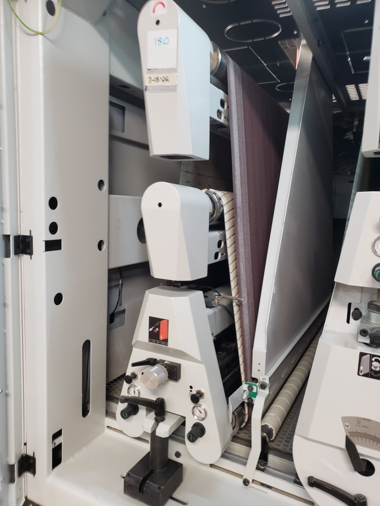 Veneer sander internal components with sanding belt